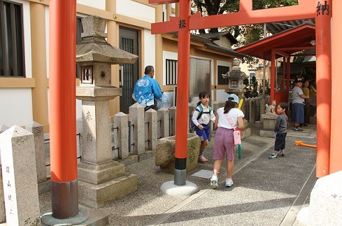 神社で遊ぶ平成っ子.JPG